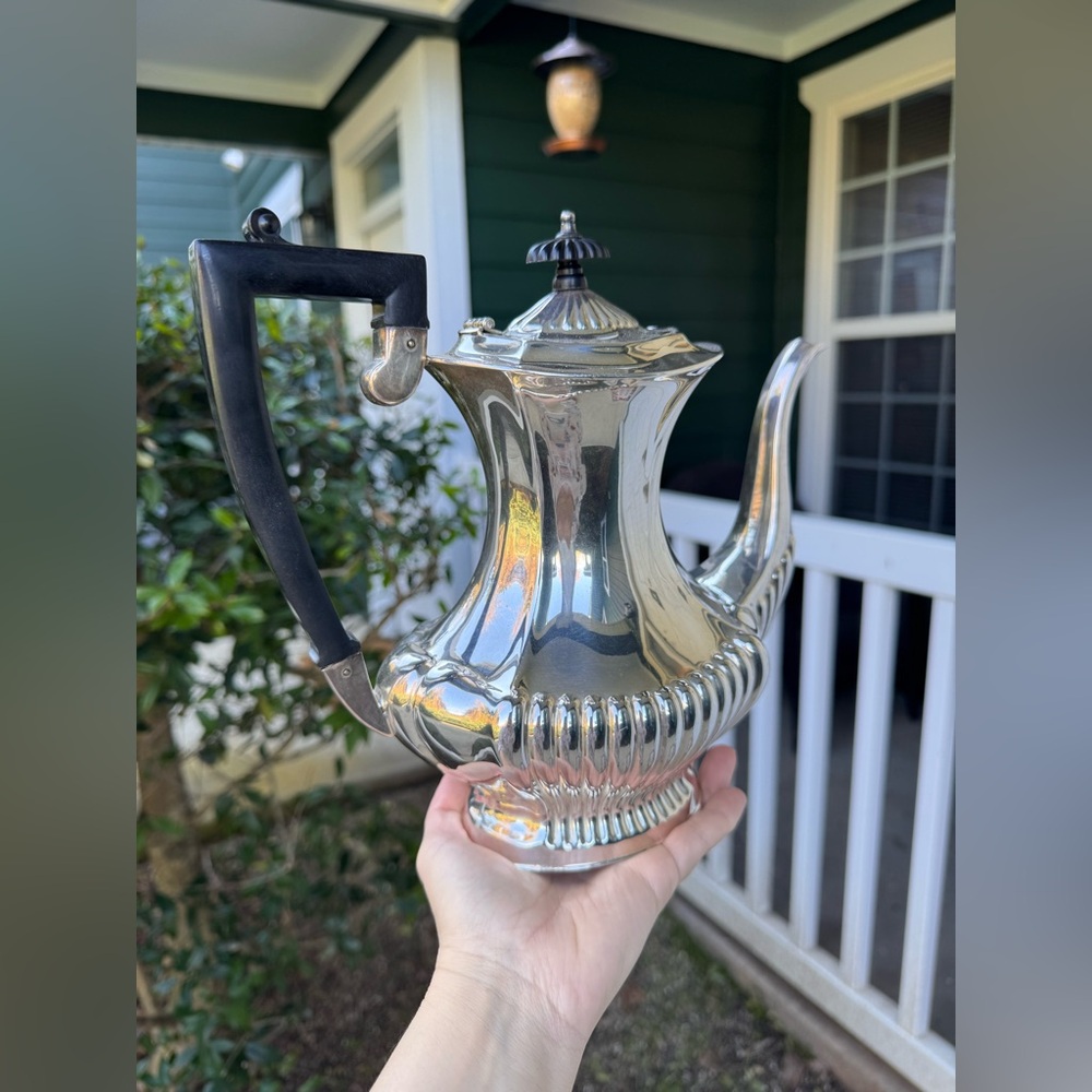 Cheltenham Sheffield England 02002 EPNS Classic Teapot w/ Black Handle